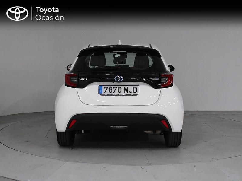 Usado Toyota Yaris Hybrid Active 116 CV (85 kW) 2023 Blanco Berlina
