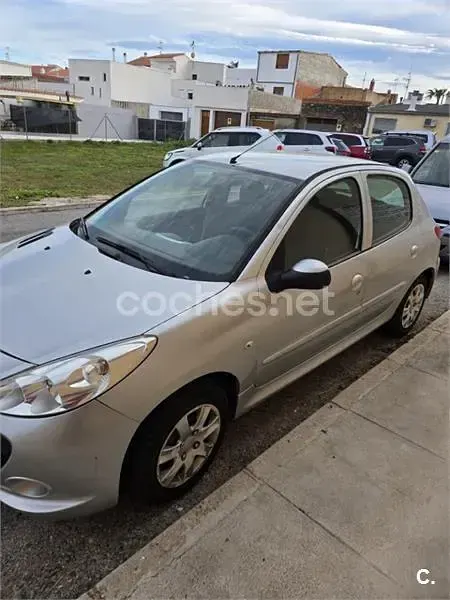 Usado Peugeot 206+ 60 CV (44 kW) 2010 Gris / plata Utilitario