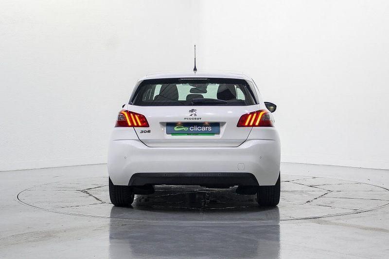 Usado Peugeot 308 Active 100 CV (73 kW) 2020 Blanco Berlina