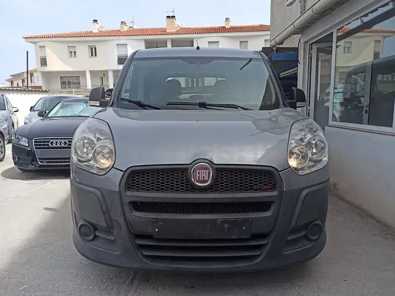Usado Fiat Doblò Dynamic 90 CV (66 kW) 2012 Gris / plata Monovolumen