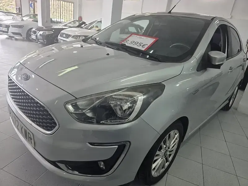Usado Ford Ka Plus Ultimate 85 CV (62 kW) 2019 Gris / plata Utilitario