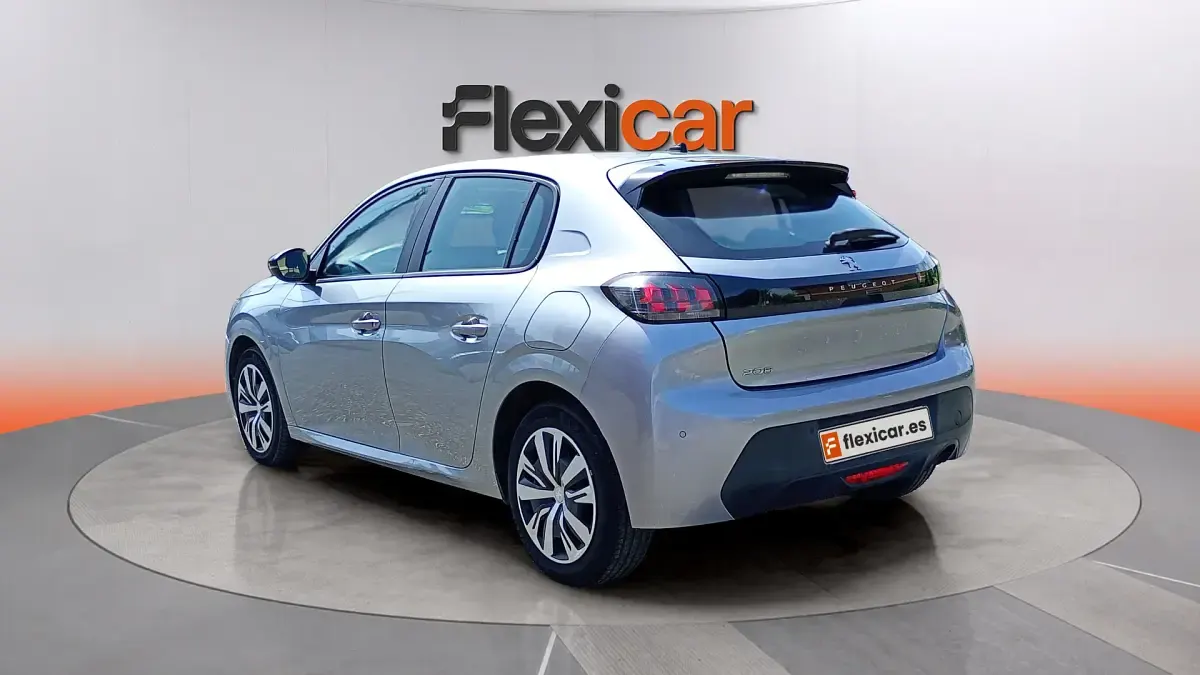 Usado Peugeot 208 Active 101 CV (74 kW) 2023 Gris Utilitario
