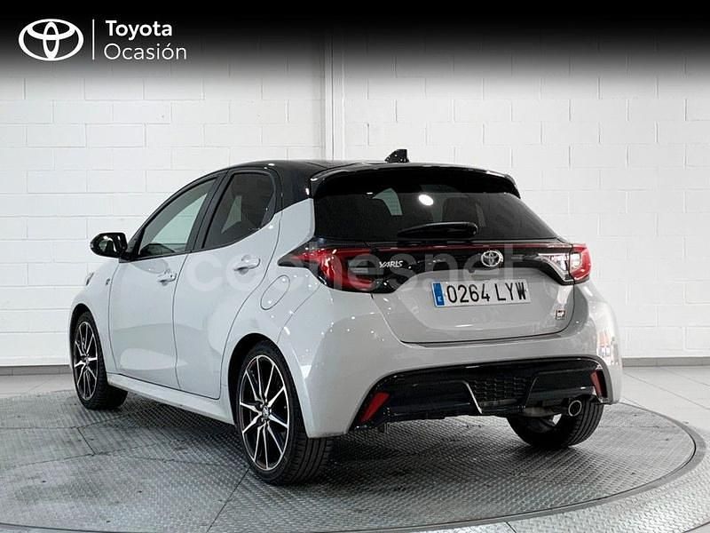Usado Toyota Yaris Hybrid Edition 116 CV (85 kW) 2022 Gris / plata Berlina
