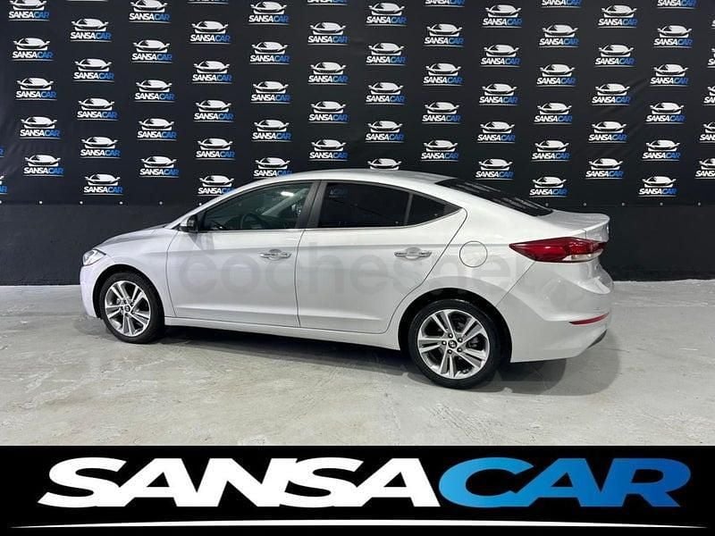 Usado Hyundai Elantra 128 CV (94 kW) 2018 Gris / plata Berlina