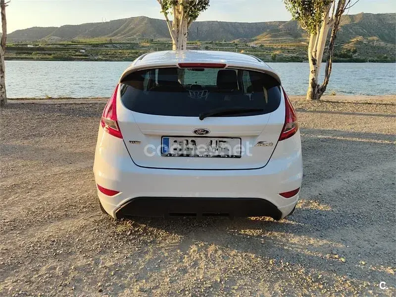 Usado Ford Fiesta 95 CV (69 kW) 2011 Blanco Berlina