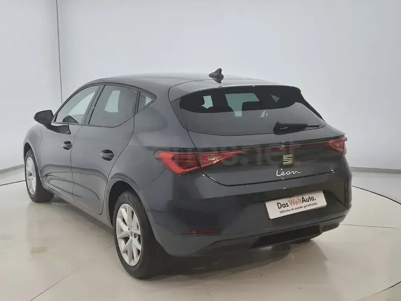 Usado Seat Leon Style 130 CV (95 kW) 2022 Gris / plata Berlina