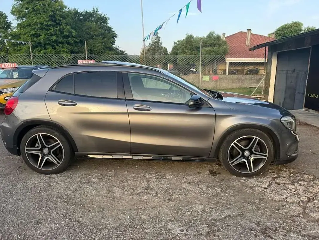Usado Mercedes GLA220 AMG line 170 CV (125 kW) 2014 Gris / plata SUV