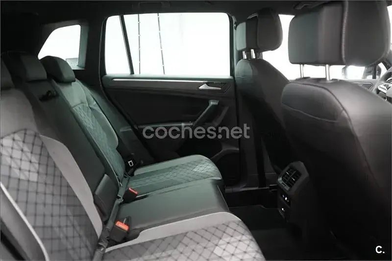 Begagnad VW Tiguan R-line 150 HK (110 kW) 2022 Svart SUV