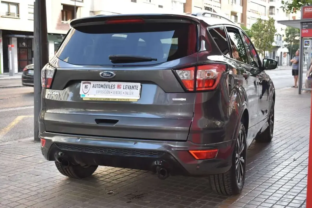 Usado Ford Kuga ST-Line 150 CV (110 kW) 2018 Gris SUV