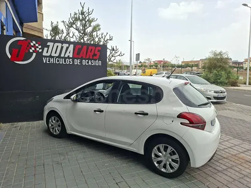 Usado Peugeot 208 Access 75 CV (55 kW) 2017 Blanco Utilitario