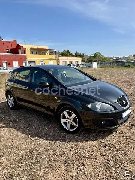 Usado Seat Leon Reference 105 CV (77 kW) 2013 Negro Berlina