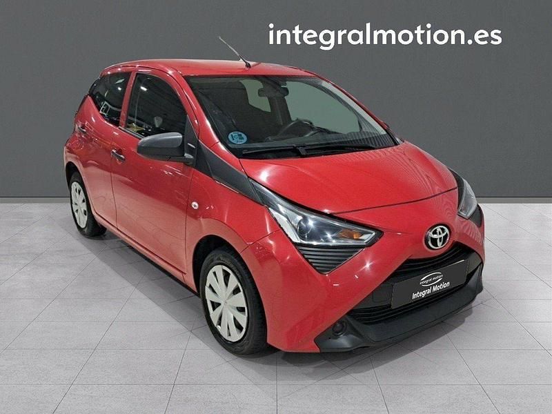 Usado Toyota Aygo X-play 72 CV (52 kW) 2022 Rojo Utilitario