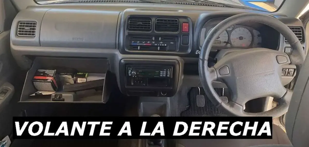 Usado Suzuki Jimny 82 CV (60 kW) 2004 Plateado SUV