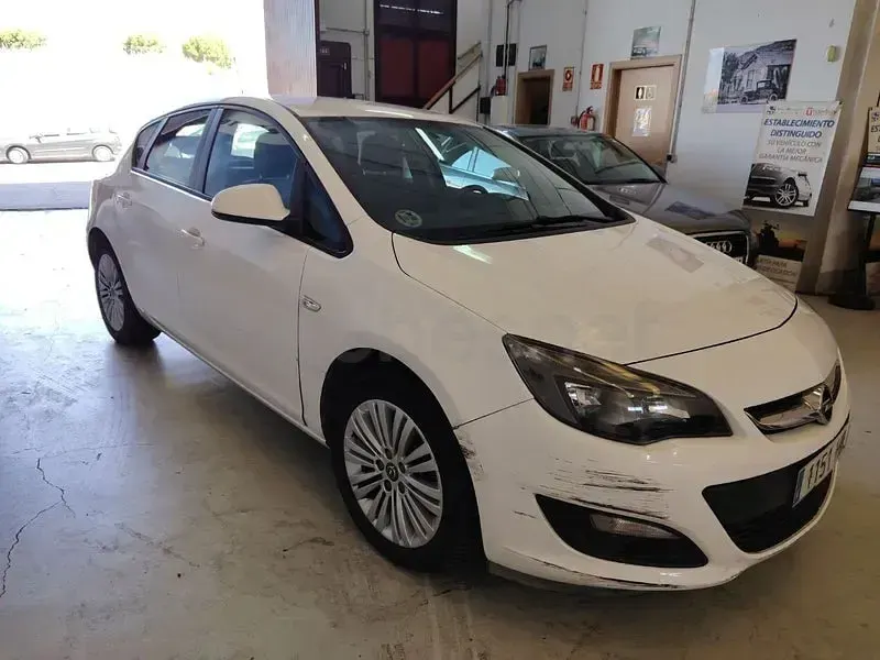 Usado Opel Astra Selective 110 CV (80 kW) 2014 Blanco Berlina