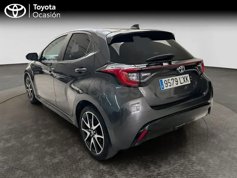 Usado Toyota Yaris Hybrid Style 116 CV (85 kW) 2022 Gris / plata Berlina