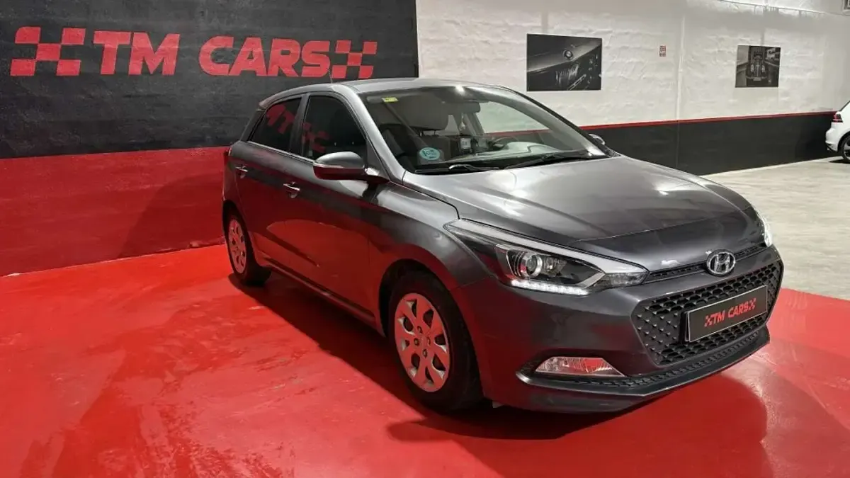 Usado Hyundai i20 84 CV (61 kW) 2017 Gris Utilitario