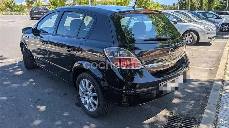 Usado Opel Astra Edition 110 CV (80 kW) 2008 Negro Berlina