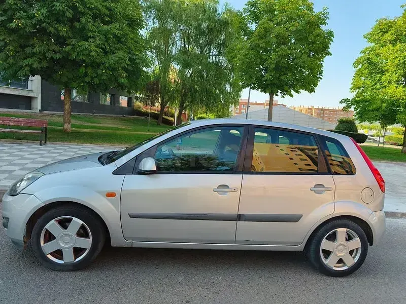 Usado Ford Fiesta 80 CV (58 kW) 2006 Gris / plata Utilitario