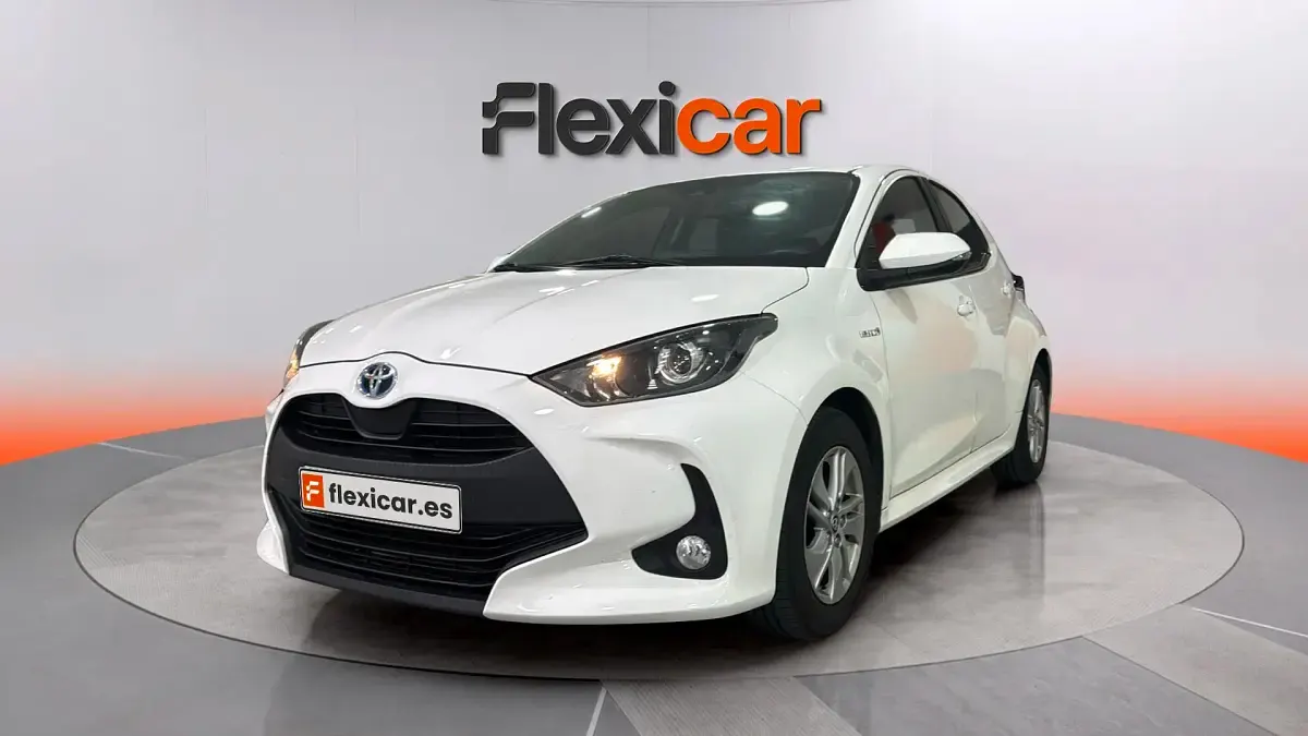 Usado Toyota Yaris Hybrid Active 100 CV (73 kW) 2020 Blanco Berlina