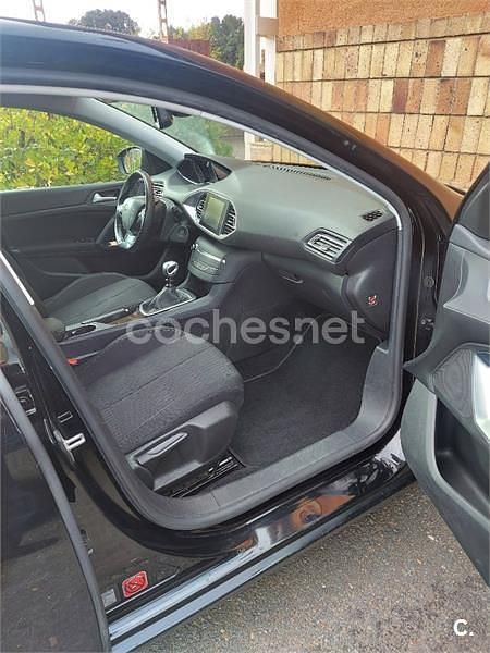 Usado Peugeot 308 Access 130 CV (95 kW) 2015 Negro Berlina