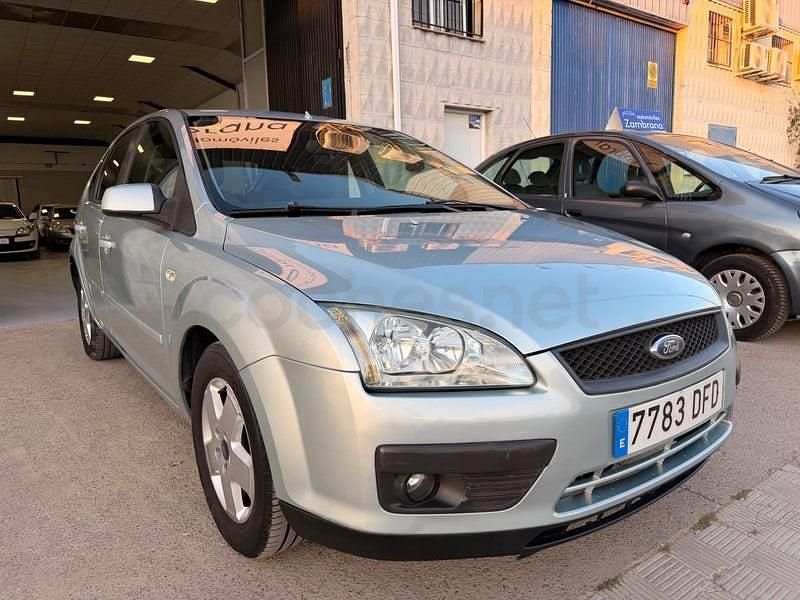 Usado Ford Focus Trend 100 CV (73 kW) 2006 Gris / plata Berlina