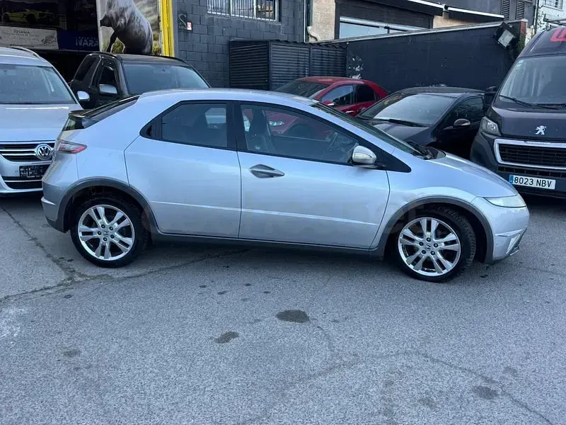 Usado Honda Civic Executive 140 CV (102 kW) 2011 Gris / plata Berlina