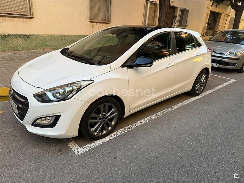 Blanco Usado 2015 Hyundai i30 Blackline Berlina | 9990 € (Precio justo) - Imagen 1/4