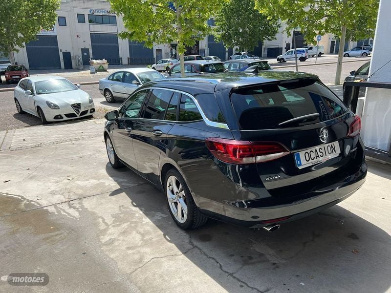 Usado Opel Astra 160 CV (117 kW) 2016 Negro Familiar