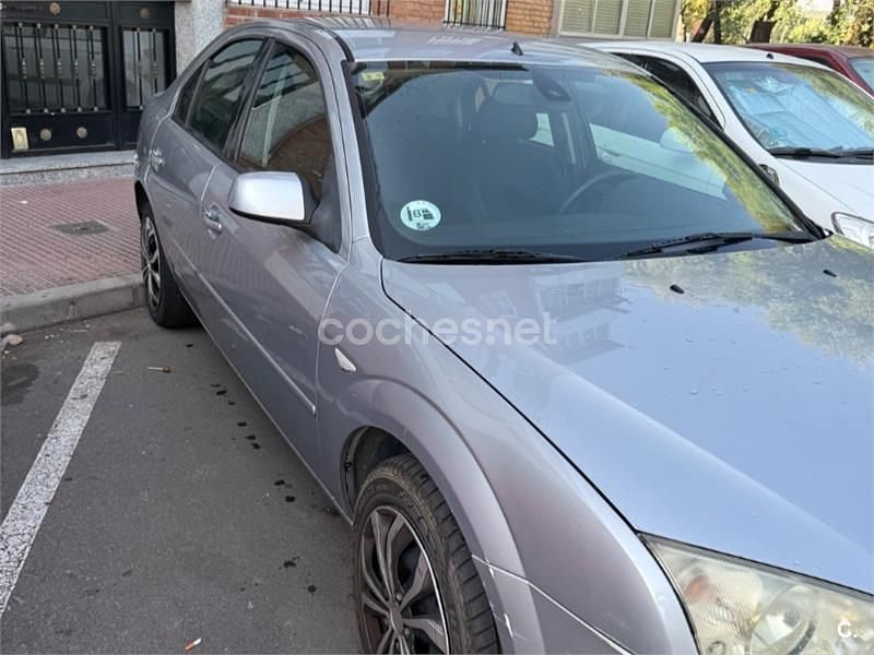 Gris / plata Usado 2004 Ford Mondeo Trend Berlina | 2000 € (Super precio) - Imagen 1/4