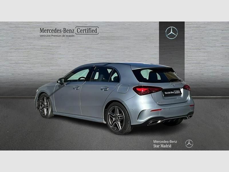 Usado Mercedes A180 136 CV (100 kW) 2025 Gris / plateado Berlina