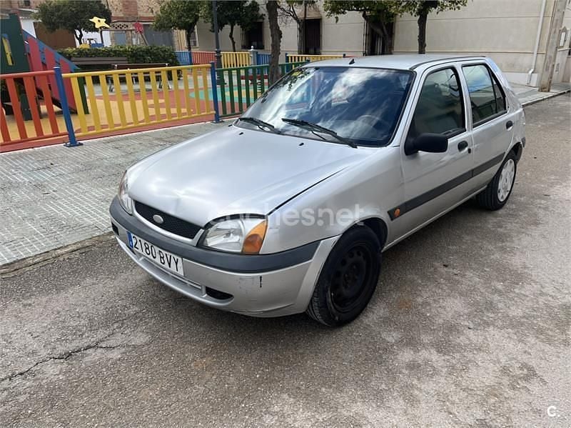 Usado Ford Fiesta Trend 60 CV (44 kW) 2002 Gris / plata Berlina