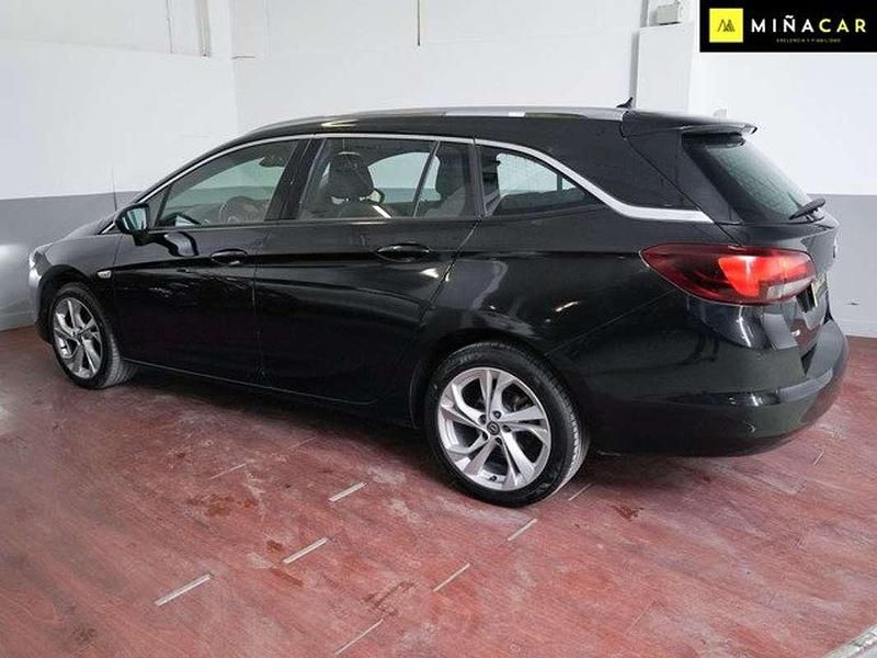 Usado Opel Astra Elegance 131 CV (96 kW) 2022 Negro Utilitario