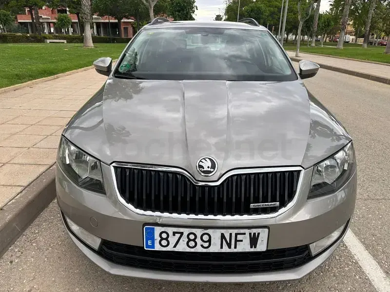 Usado Skoda Octavia Elegance 105 CV (77 kW) 2014 Gris / plata Familiar