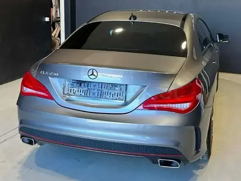Usado Mercedes CLA250 AMG line 211 CV (155 kW) 2015 Gris / plata Coupe
