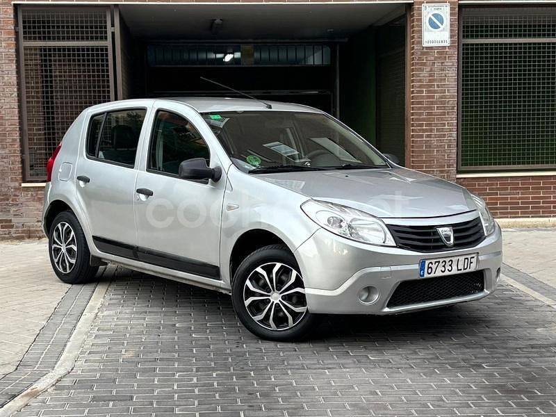 Usado Dacia Sandero Lauréate 75 CV (55 kW) 2011 Gris / plata Berlina