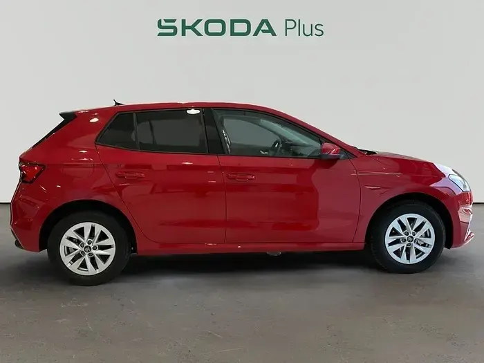 Usado Skoda Fabia Selection 95 CV (69 kW) 2026 Rojo Utilitario