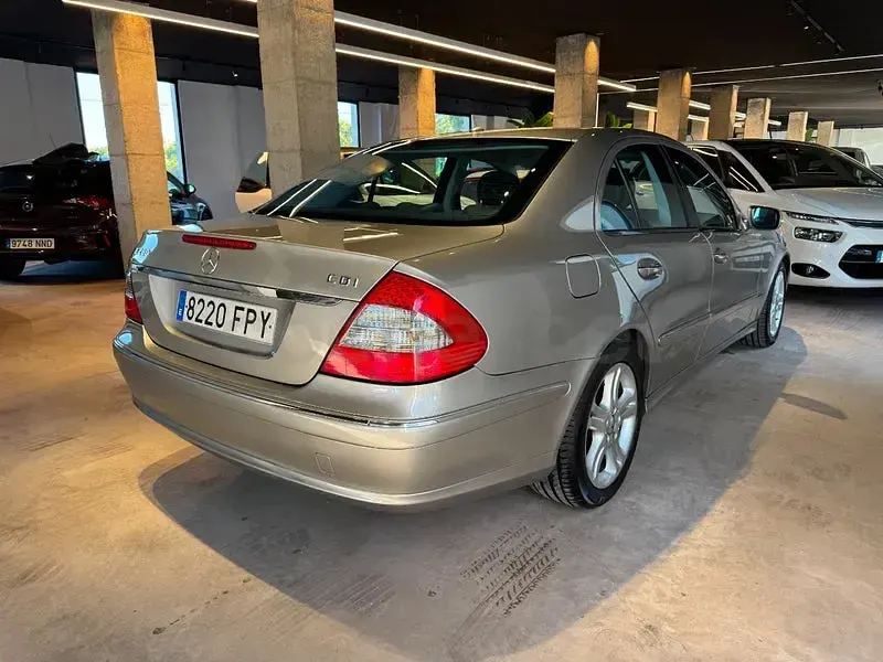 Usado Mercedes E280 Avantgarde 190 CV (139 kW) 2007 Gris / plata Berlina