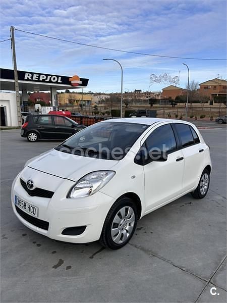 Blanco Usado 2011 Toyota Yaris Berlina | 7200 € (Precio justo) - Imagen 1/4