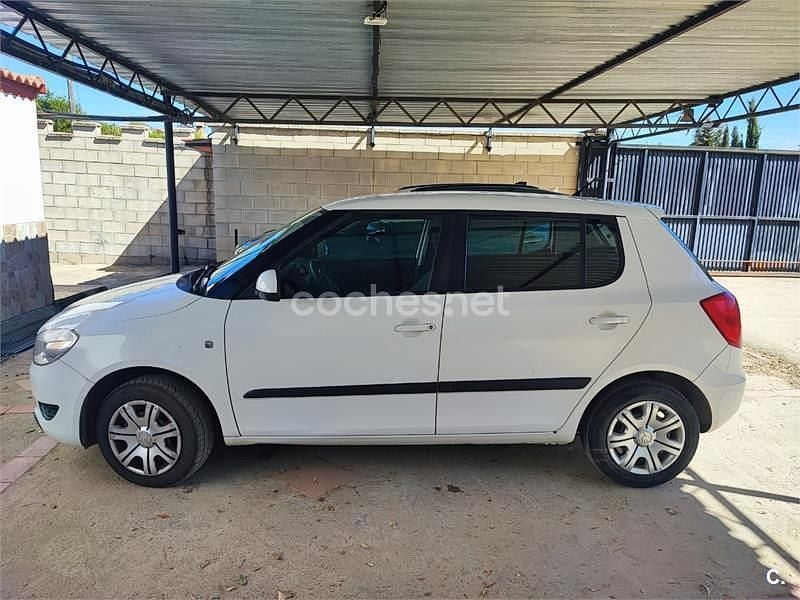 Usado Skoda Fabia Ambition 60 CV (44 kW) 2013 Blanco Berlina