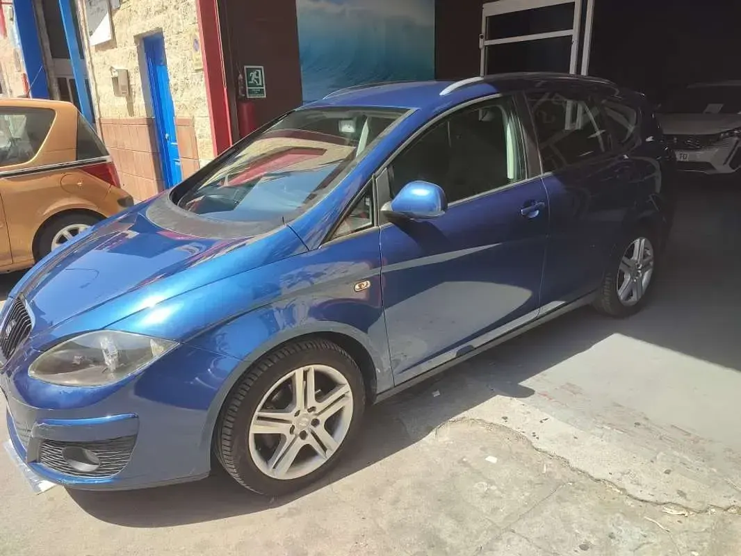 Usado Seat Altea Ecomotive 105 CV (77 kW) 2013 Azul Monovolumen