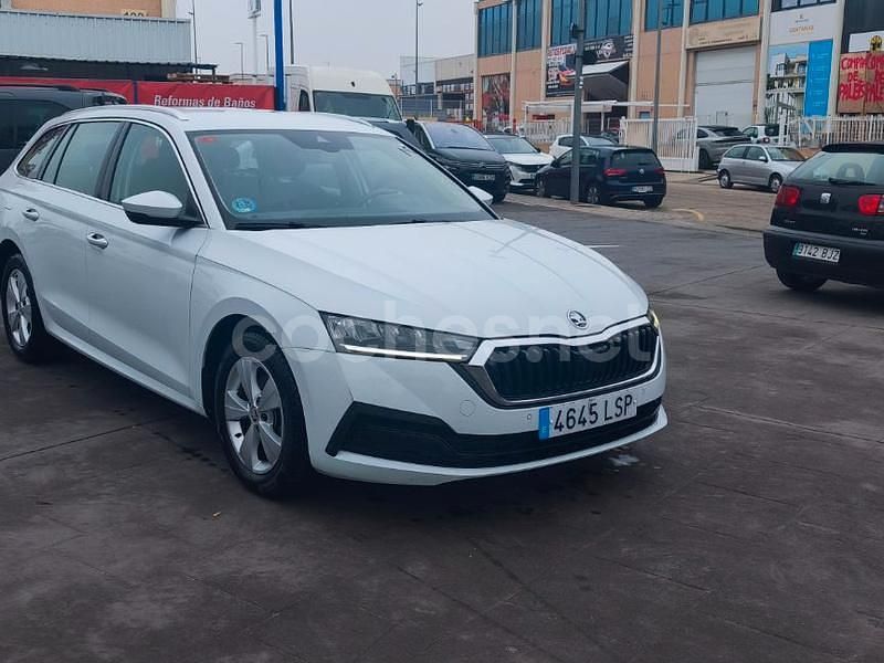 Usado Skoda Octavia 110 CV (80 kW) 2021 Blanco Familiar