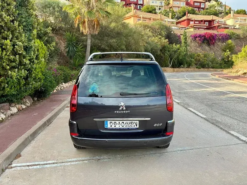Usado Peugeot 807 Style 136 CV (100 kW) 2013 Gris / plata Monovolumen