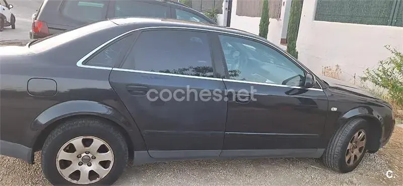 Usado Audi A4 130 CV (95 kW) 2003 Azul Berlina
