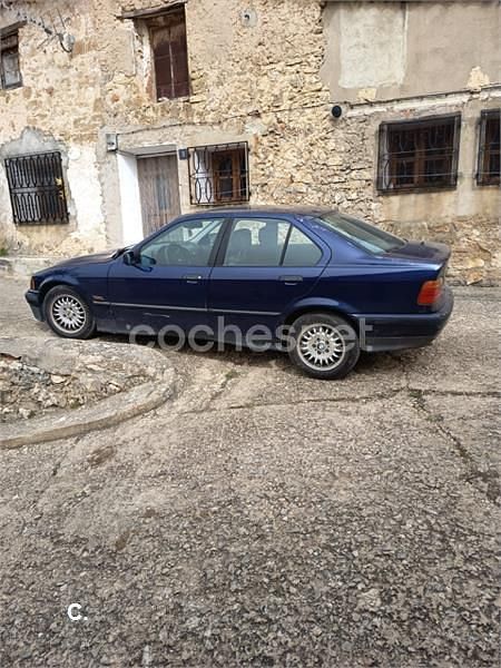 Usado BMW 318 90 CV (66 kW) 1996 Azul Berlina