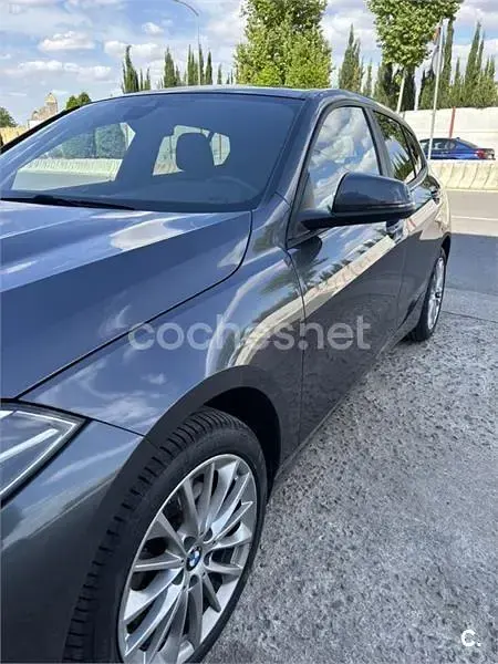 Usado BMW 118 140 CV (102 kW) 2021 Gris / plata Berlina