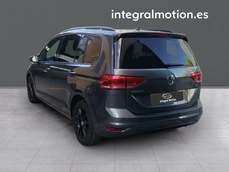 Usado VW Touran Advance 115 CV (84 kW) 2017 Grisnegro Monovolumen