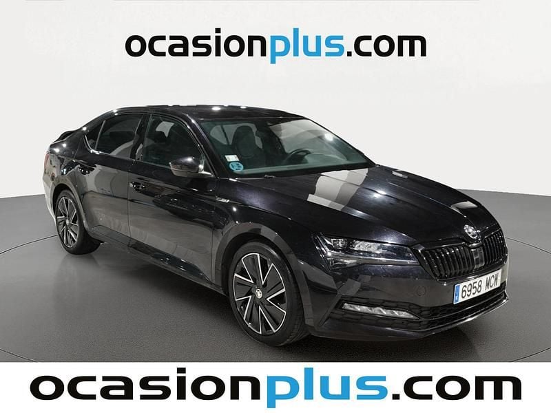 Usado Skoda Superb SportLine 150 CV (110 kW) 2022 Negro Berlina
