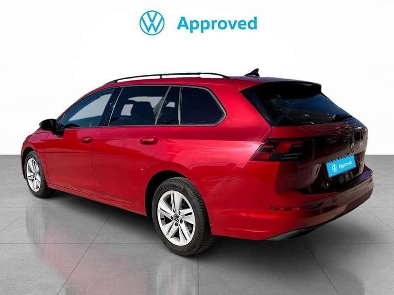 Usado VW Golf VIII Life 116 CV (85 kW) 2021 Rojo Familiar