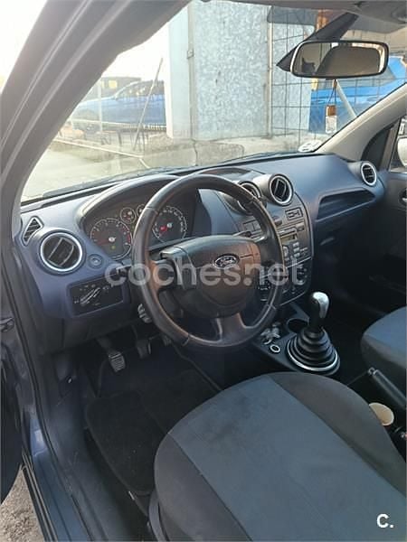 Usado Ford Fiesta 68 CV (50 kW) 2006 Gris / plata Utilitario
