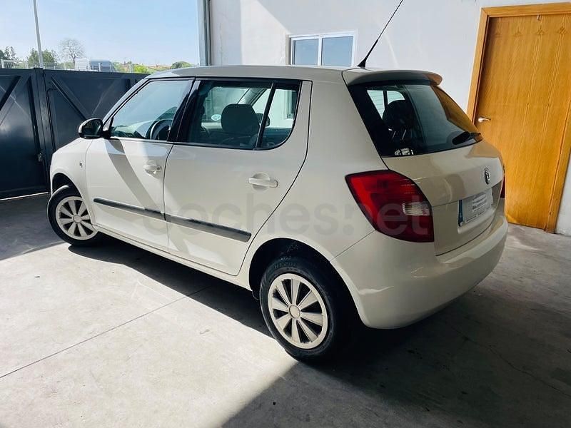 Usado Skoda Fabia 60 HP (44 kW) 2010 Branco Sedan